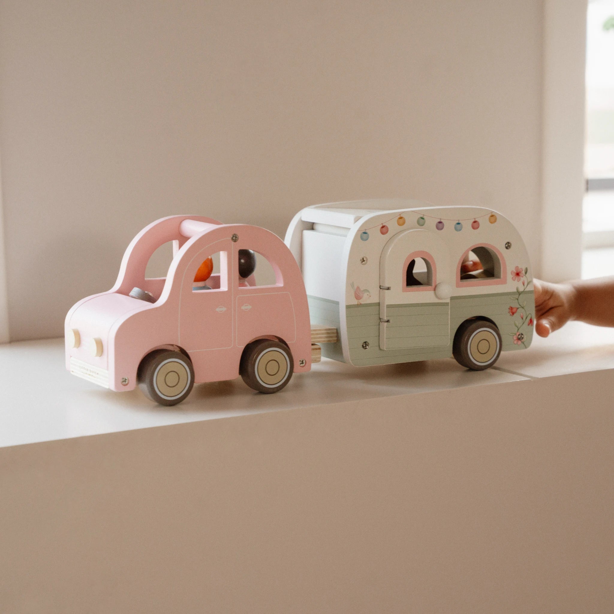 Spielzeugauto mit Wohnwagen - Little Dutch